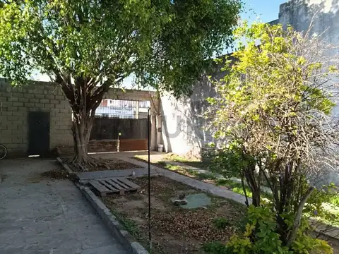 OPORTUNIDAD!  CASA EN VENTA 4 AMBIENTES. GRAN PATIO/PARQUE.