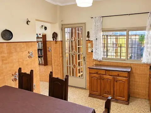 Casa 8 ambientes con 2 baños