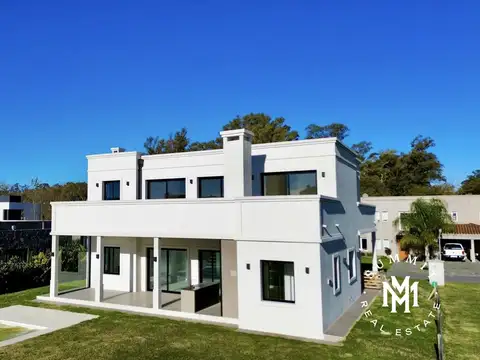 Casa en Venta con 2 cocheras