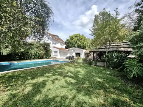 Distinta a todas! Casa en venta con un parque excepcional y gran piscina, en Florida, Vicente López.