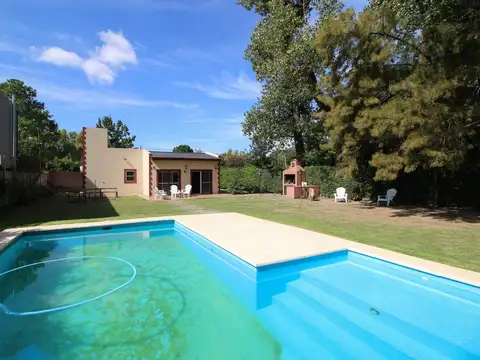 Venta de Casa quinta 2 amb con cochera y Pileta- ACEPTA PERMUTA