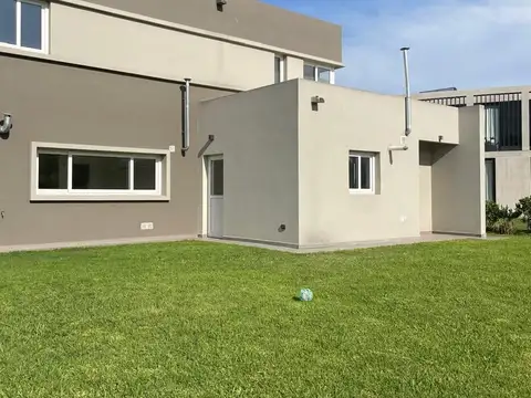 Casa 6 ambientes con 5 baños