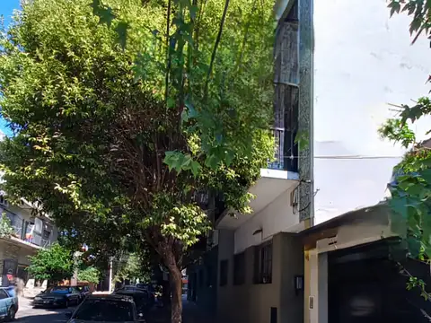 Departamento 2 ambientes 1er piso por escalera