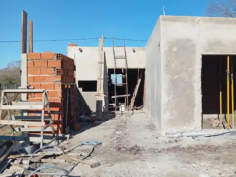 Casa 4 ambientes con 2 baños