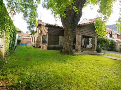 VENTA CASA  4 AMB C/PARQUE/PILETA/COCHERA - PERMUTA