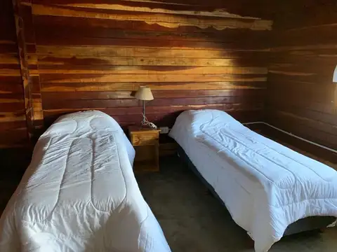 CASA QUINTA ESTILO CABAÑA CON PILETA SOBRE AMPLIO LOTE DE 1 HA