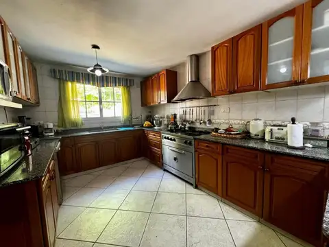 Casa 7 ambientes con 2 baños