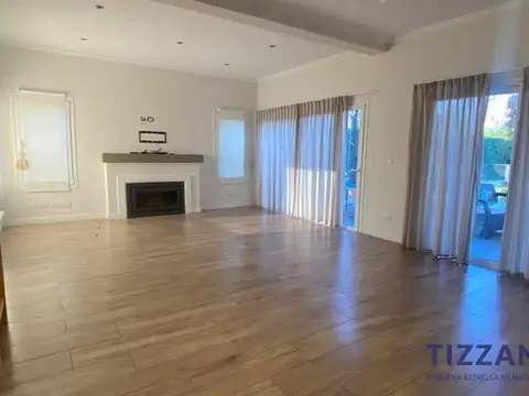 Casa en Alquiler con 5 cocheras