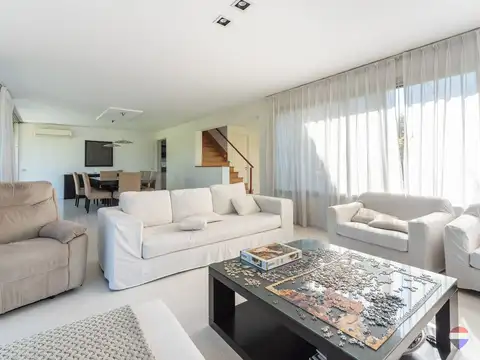 Casa 5 ambientes con 3 baños