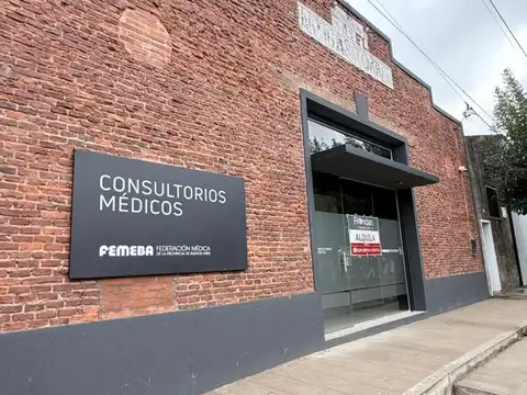 COMPLEJO PROFESIONAL DE 369 M2, con 7 consultorios y Oficinas.