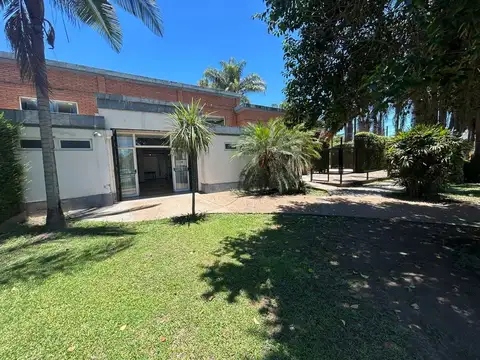 ALQUILER IMPORTANTE SALON COMERCIAL + PATIO EN YB