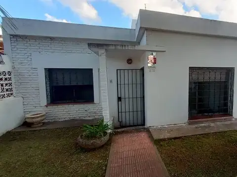 Venta casa 2 dor con patio barrio  Matienzo