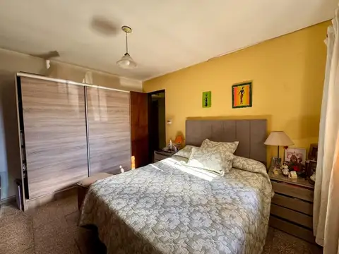 Casa 7 ambientes con 2 baños