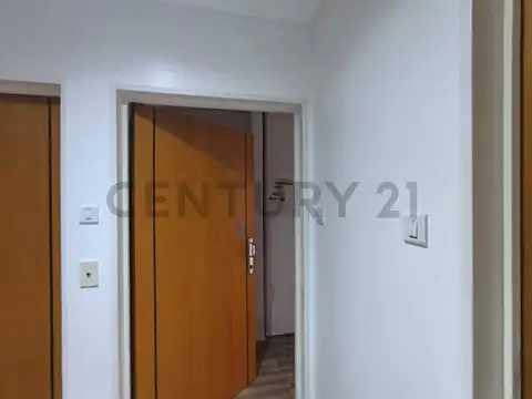 ALQUILER – EXCLUSIVO  MONOAMBIENTE AL FRENTE CON BALCÓN  ATERRAZADO Y COCHERA EN