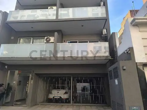 ALQUILER – EXCLUSIVO  MONOAMBIENTE AL FRENTE CON BALCÓN  ATERRAZADO Y COCHERA EN