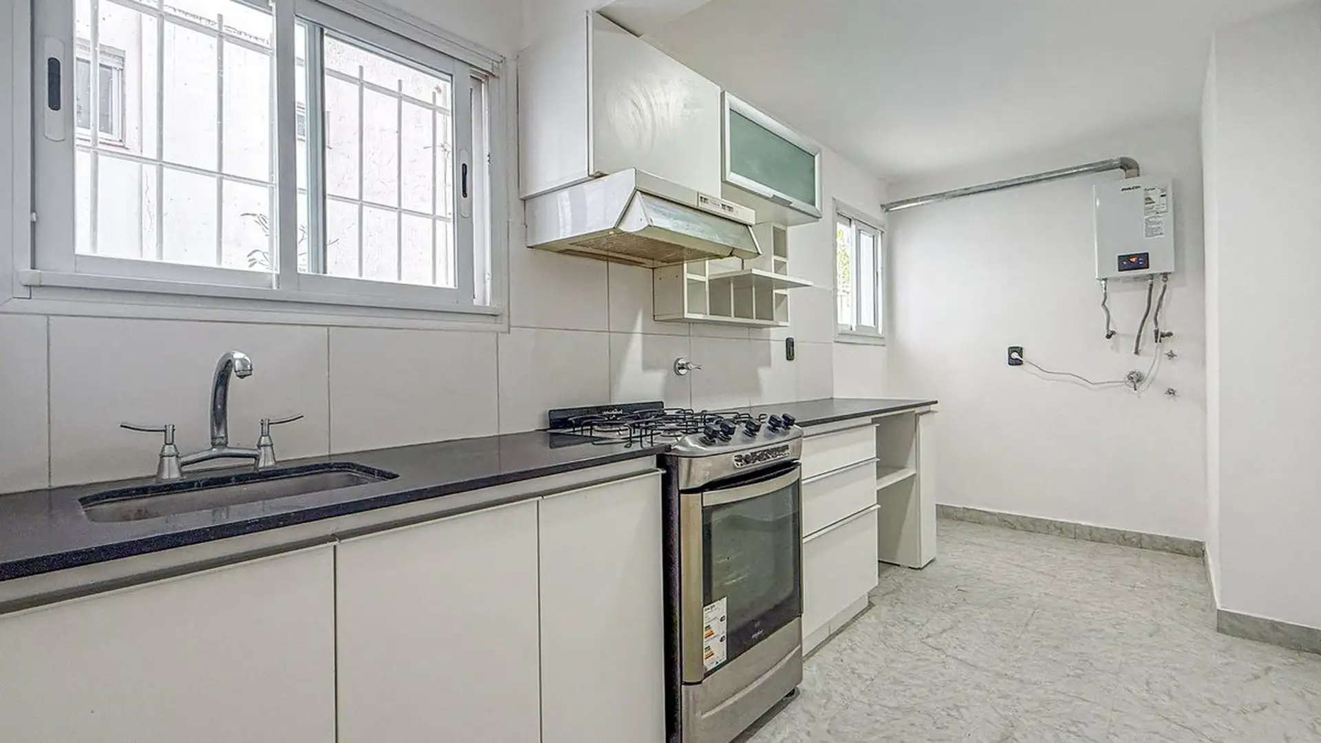 Venta Depto 4 ambientes La Perla cochera y patios