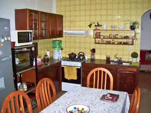 Venta Galpón con talleres y departamento en zona industrial