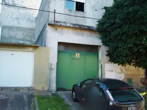 Venta Galpón con talleres y departamento en zona industrial