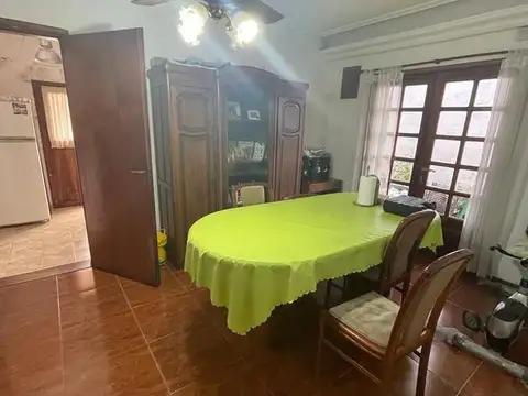 VENTA CASA CUATRO AMBIENTES CASTELAR SUR