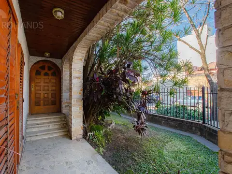 Venta Casa 8 Ambientes Balcón Cochera Terraza Lote Propio en Devoto Apto Credito- Comercial -Peruta