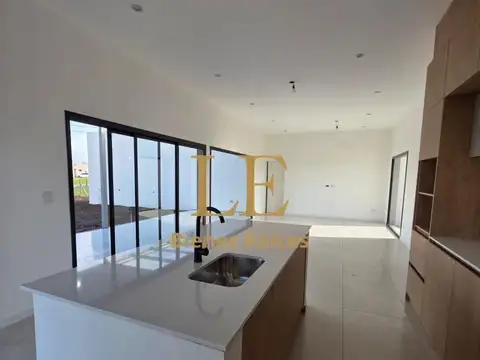Casa en Venta con 3 cocheras