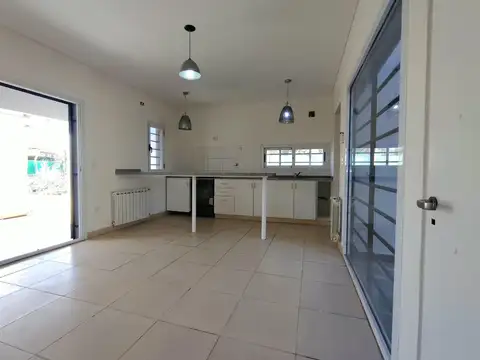 Casa en Alquiler con 2 cocheras