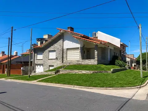 Venta chalet estilo Mar del Plata, Barrio Punta Mogotes a una cuadra del mar.