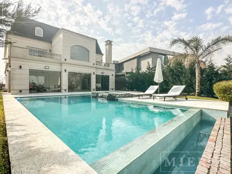 Casa en venta sobre lote a la laguna Barrio Costas Puertos