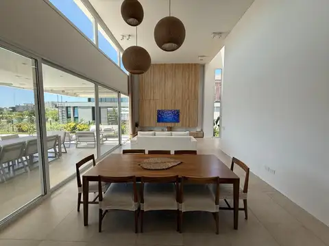 Casa 8 ambientes con 4 baños