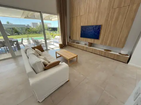 Casa en Alquiler con 2 cocheras