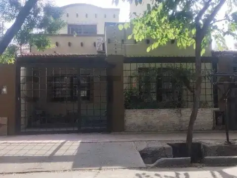 VENTA DE HERMOSA CASA EN SEXTA SECCION "BARRIO FERROVIARIO"