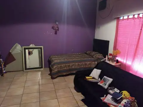 Amplia casa  en venta  con departamento en Laferrere