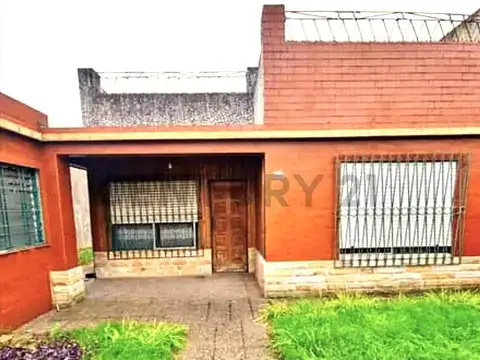 VENTA - CASA  - IDEAL INVERSOR - A RECICLAR