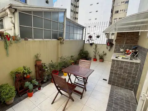 Venta Departamento de 4 amb. en Caballito, IMPECABLE, con patio y parrilla!