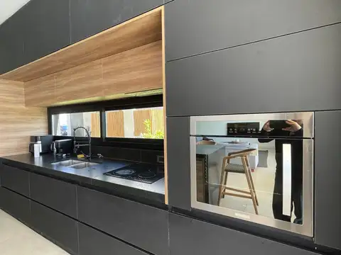 Casa en Alquiler con 2 cocheras
