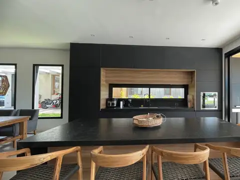 Casa 6 ambientes con 5 baños