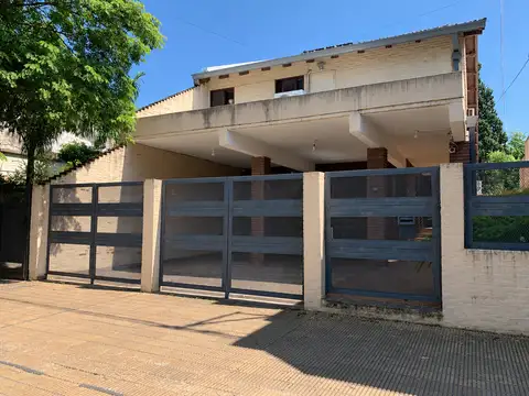 Casa 4 Dormitorios con Pileta y Quincho en pleno centro!