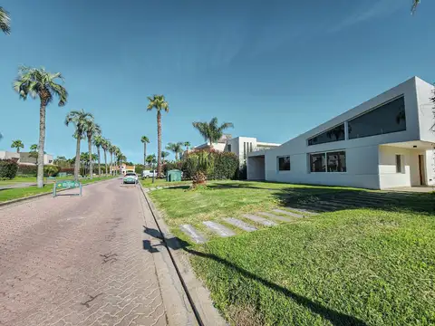 VENTA Casa 3 Dormitorios con Pileta y Cochera en Miraflores, Funes Hills