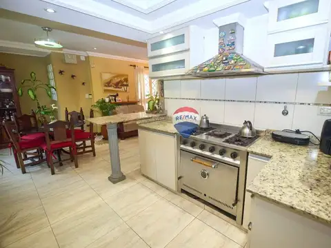 Casa en Venta con 4 cocheras