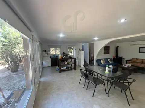 Casa 4 ambientes con 2 baños