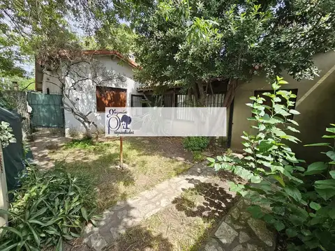 VENTA DE CHALET DE 3 AMBIENTES, JARDÍN, QUINCHO, CUARTO PARA GUARDADO HERRAMIENTAS, COCHERA EN OLIVOS GOLF