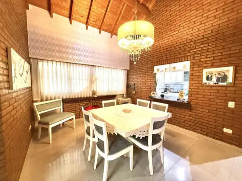 Casa en Venta con 2 cocheras