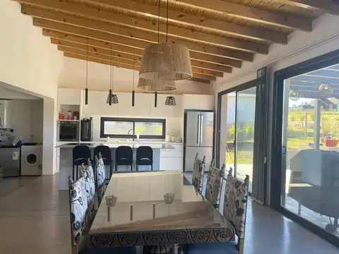 CASA EN VENTA 3 AMBIENTES CON PISCINA Y PARQUE B. SAN BENITO