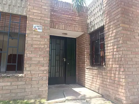 Casa 6 ambientes con 2 baños