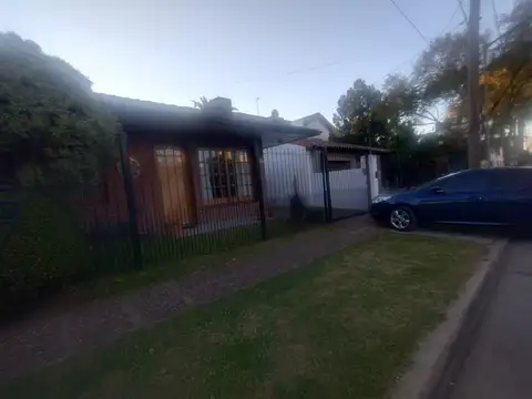 CHALET EN DOS PLANTAS CON QUINCHO Y PILETA EN BARRIO PARQUE BERNAL. EXCELENTE UBICACION Y ESTADO.