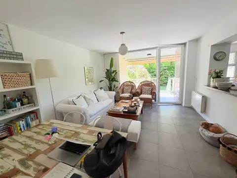 Departamento alquiler con gran jardín propio y doble cochera en Condominio San Isidro Central