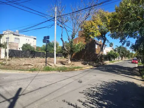 LOTE EN VENTA EN GONNET LA PLATA SOBRE AVENIDA
