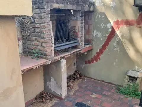 EXCELENTE LOCAL CON PATIO Y GRAN TERRAZA