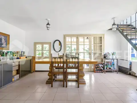 Casa 8 ambientes con 3 baños