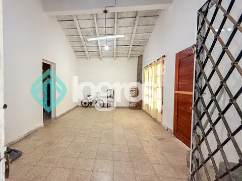 Casa 8 ambientes con 2 baños